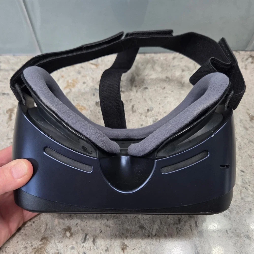 Samsung Gear VR Powered by Oculus Virtual Reality‎ Headset for Smartphones